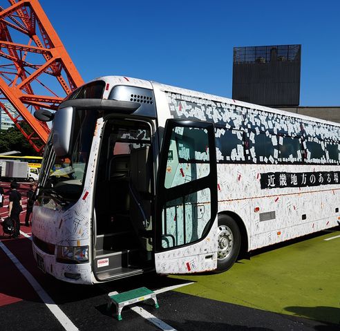“近畿地方のある場所”に向かう、謎のバスツアーに潜入…!乗客たちは怪奇現象の数々に阿鼻叫喚!?