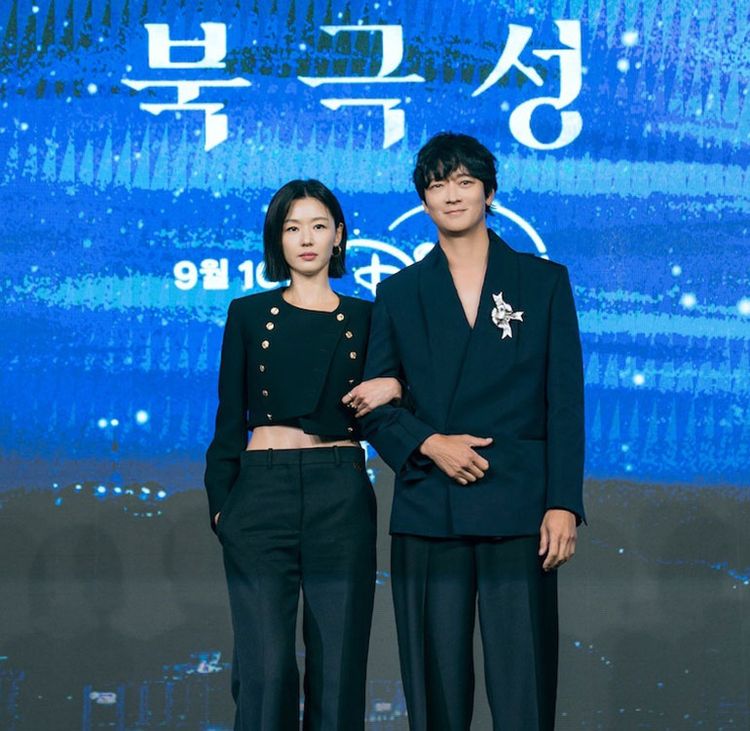 チョン・ジヒョン＆カン・ドンウォンがついに共演！期待のサスペンスドラマ「北極星」制作発表会をレポート