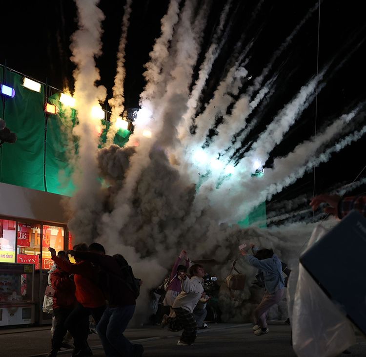 映画『爆弾』撮影現場に潜入！300人の熱演と原作者・呉勝浩が絶賛した“秋葉原爆破”の夜