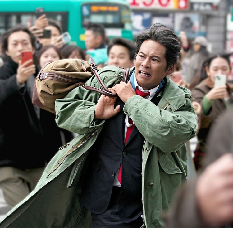 『踊る大捜査線 N.E.W.』ついにクランクイン！織田裕二扮する“青島俊作”がおなじみのコートで駆ける場面写真が公開