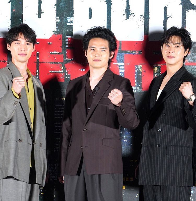 水上恒司＆ユンホ、映画『TOKYO BURST-犯罪都市-』公開直前歌舞伎町凱旋イベントで800万円ばら撒きシーンを再現し笑顔！