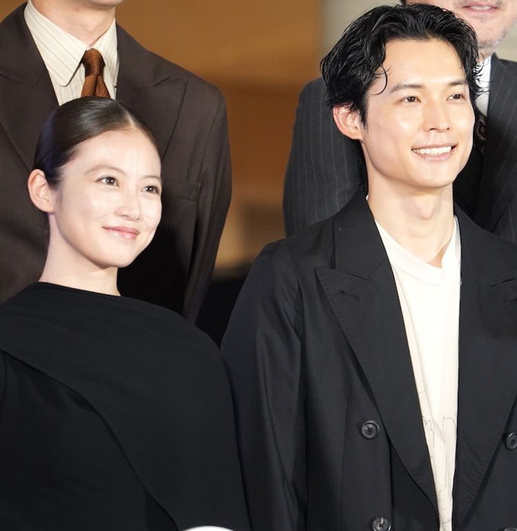 松村北斗＆今田美桜が「大好きです」と笑顔！『白鳥とコウモリ』オープニングセレモニー＆完成披露試写会で岸善幸監督に2人揃ってラブコール