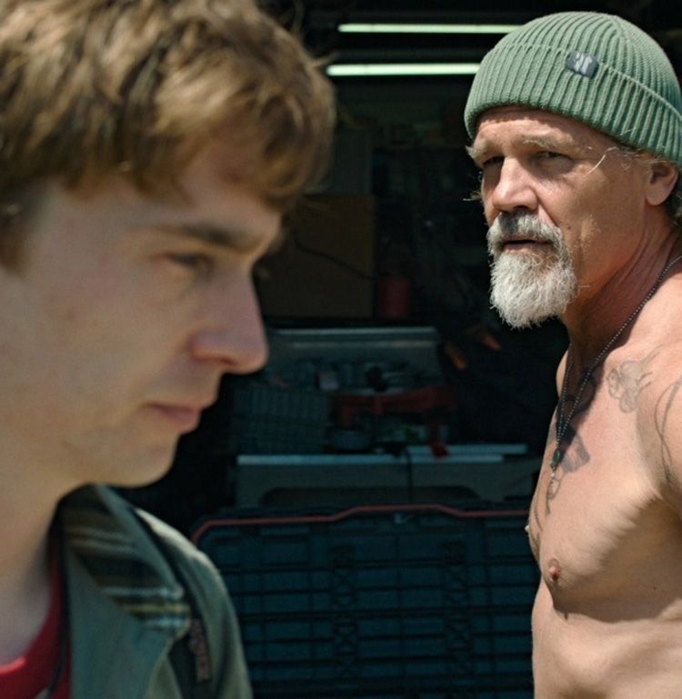 『WEAPONS／ウェポンズ』で激突したオースティン・エイブラムスとジョシュ・ブローリンが再共演！『クジラに落ちた男』で紡ぐ不器用な父と子の絆