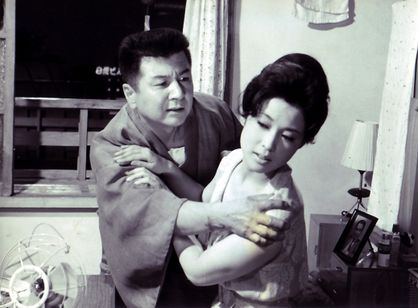 女は二度生まれる メイン画像