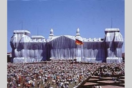 議事堂を梱包する メイン画像