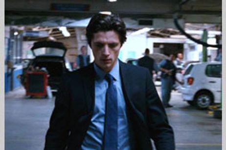 黒いスーツを着た男 メイン画像