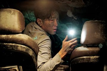 トンネル 闇に鎖(とざ)された男