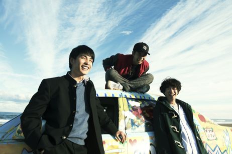 ポンチョに夜明けの風はらませて メイン画像