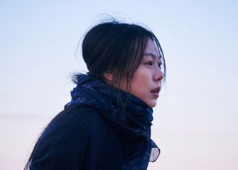 夜の浜辺でひとり