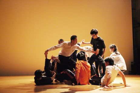 砂連尾理 ダンス公演「猿とモルターレ」映像記録 メイン画像