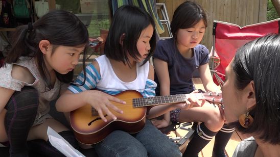 屋根の上に吹く風は メイン画像