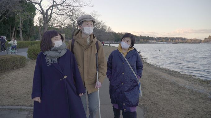 目の見えない白鳥さん、アートを見にいく