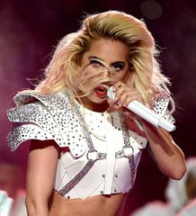 レディー・ガガがスーパーボウルのハーフタイムショーに登場