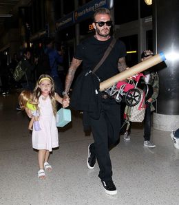 デビッドがハーパーの頭にキスしている写真を長男ブルックリンが投稿した