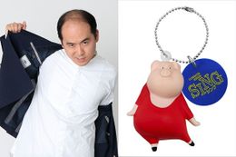 吹替版で陽気なブタのグンターを演じる斎藤司と、前売特典グンターさんのぷにゅぷにゅストラップ