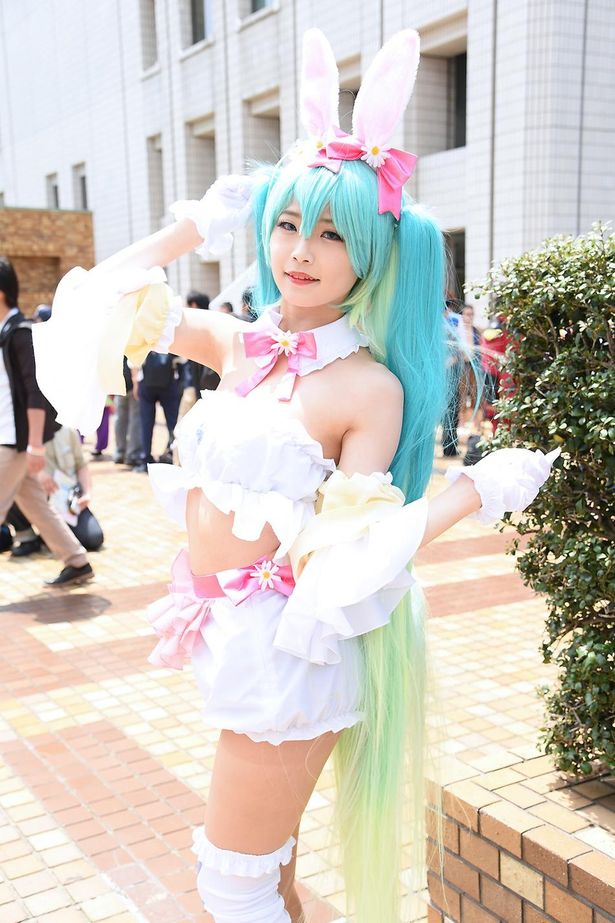 ボーカロイドの初音ミクに扮する桜月いおりさん