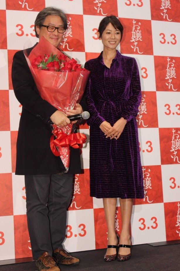 【写真を見る】真木よう子とパク・チャヌク監督の全身ショット