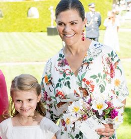 エステル王女、ハチも恐れず無敵！