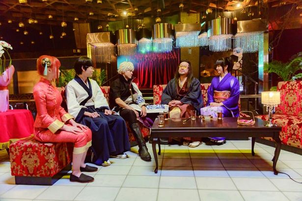 「こんな店なら将軍も来ないはず」と思っているが油断は禁物…!?(『銀魂2 掟は破るためにこそある』)