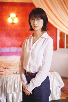 所在なさげな雅代(波瑠)の瞳はなにを映しだすのか？