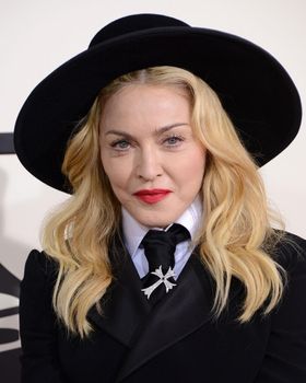 ロンドンで抗議デモに参加するも無防備すぎる？