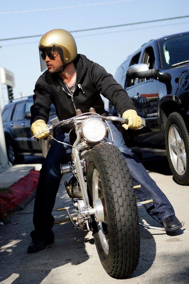 【写真を見る】隣を見ればブラピが!? バイクでデモに参加したというブラピ