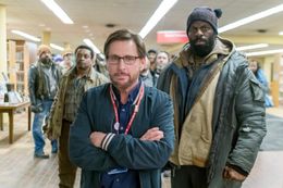 スチュワート(エステヴェス)はホームレスを保護するため、図書館を平和的に封鎖しようとする