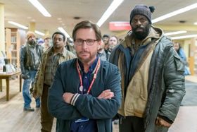 スチュワート(エステヴェス)はホームレスを保護するため、図書館を平和的に封鎖しようとする