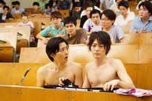 裸で講義を受ける伊織と耕平だが、机にはナイフが刺さり、学生からは殺気を帯びた視線が…