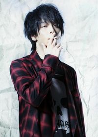 中村倫也が主演作『水曜日が消えた』で“七変化”！ファッションも様々