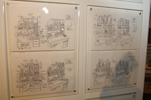 主要キャラクターの1人でアニメーターの安原絵麻の作業デスク