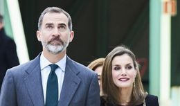 レティシア王妃、華やかな装いを復活！