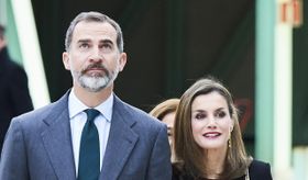 レティシア王妃、華やかな装いを復活！