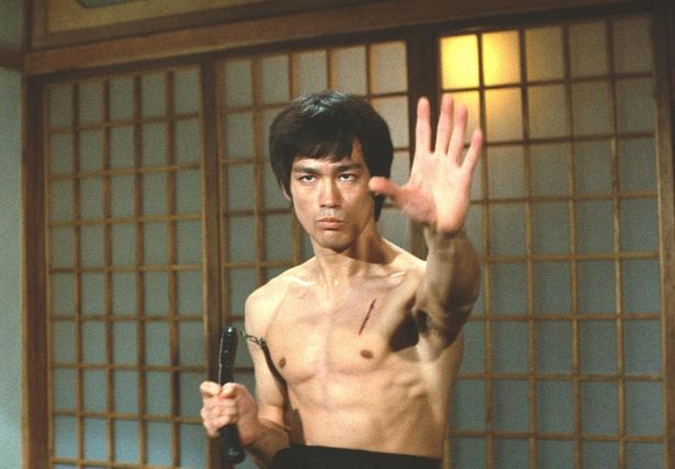 おなじみのヌンチャクさばきが炸裂する『ドラゴン怒りの鉄拳』