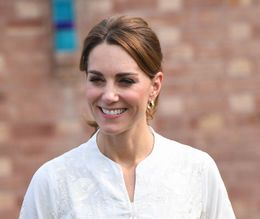 土汚れも気にせず人々と交流