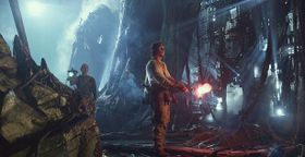 映像にはオプティマスを洗脳する“創造主”も登場