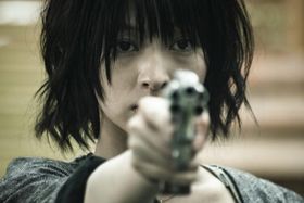 東子はしだいに銃に魅了されていく(『銃 2020』)