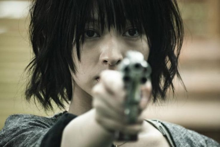 東子はしだいに銃に魅了されていく(『銃 2020』)