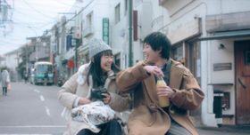 どう見ても恋人に見える優介(渡辺大知)と美帆(奈緒)