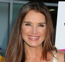 現在55歳のブルック、ビキニ姿を披露