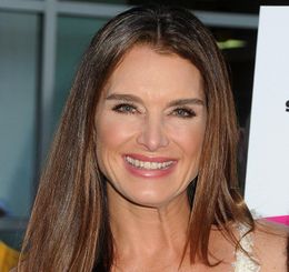 現在55歳のブルック、ビキニ姿を披露