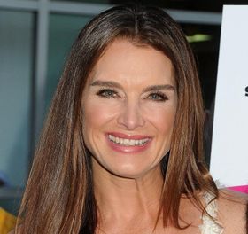 現在55歳のブルック、ビキニ姿を披露