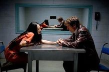 殺人鬼チァン・ツィイーと刑事デニス・クエイド。レクター博士とクラリスのよう!?