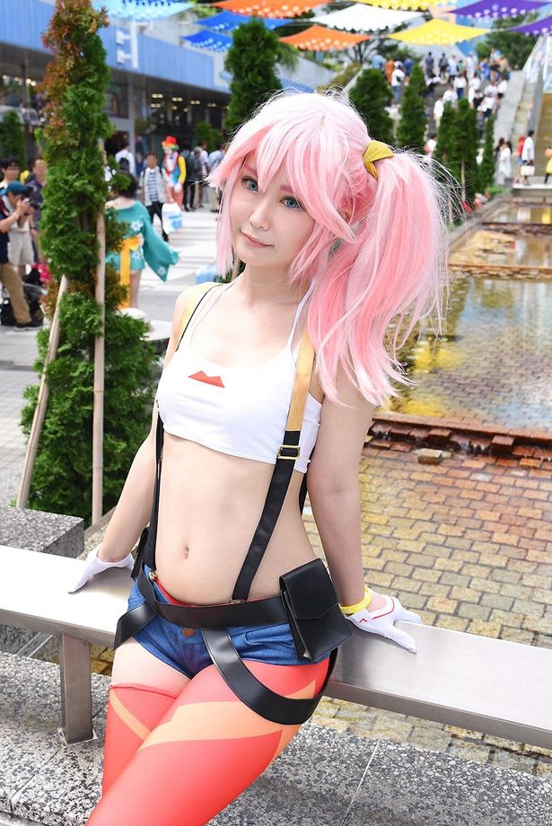 「プロメア」のアイナに扮する桐山かめさん