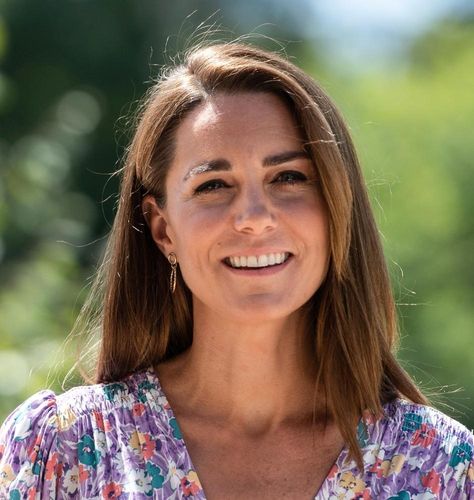 キャサリン妃、夏らしい髪色と水玉ワンピースで公務へ！