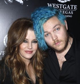 エルヴィス・プレスリーの孫ベンジャミン・キーオ(右)が亡くなった