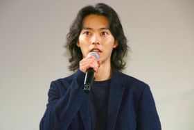 『劇場』の初日リモート舞台挨拶イベントに登壇した山崎賢人