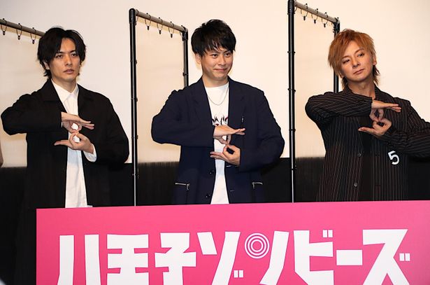 【写真を見る】山下健二郎＆久保田悠来＆松岡充がポーズ！舞台挨拶の様子