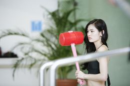 水着姿でピコピコハンマーを携える立花恵理