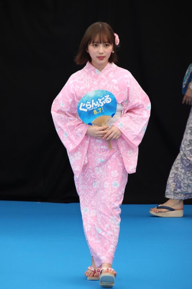 【写真を見る】与田祐希のキュートな浴衣姿！涼しげな足元に釘づけ